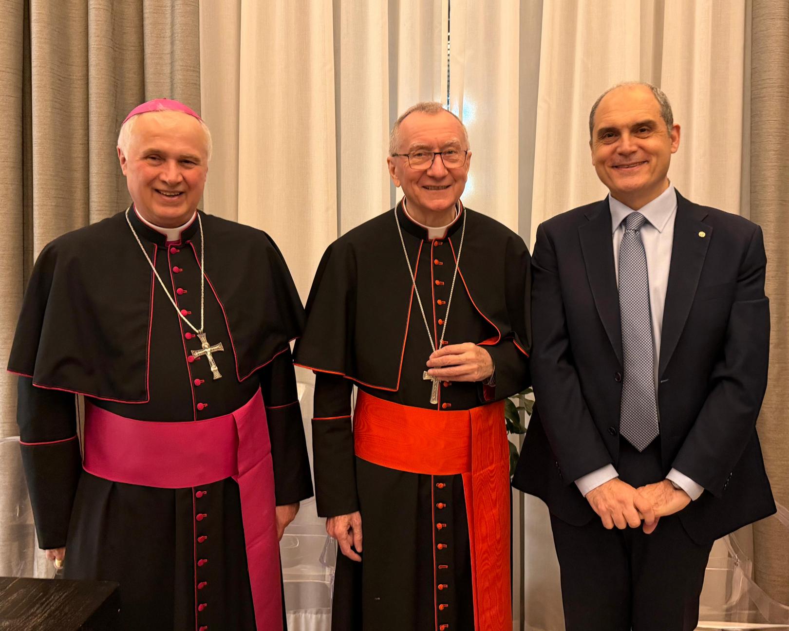 Mons. Giuliodori - Card. Parolin - Presidente AC Notarstefano (© Fototeca Azione Cattolica Italiana)